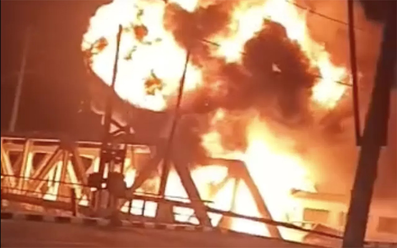 Kecelakaan kereta api di Semarang menyebabkan kebakaran di tengah jembatan.